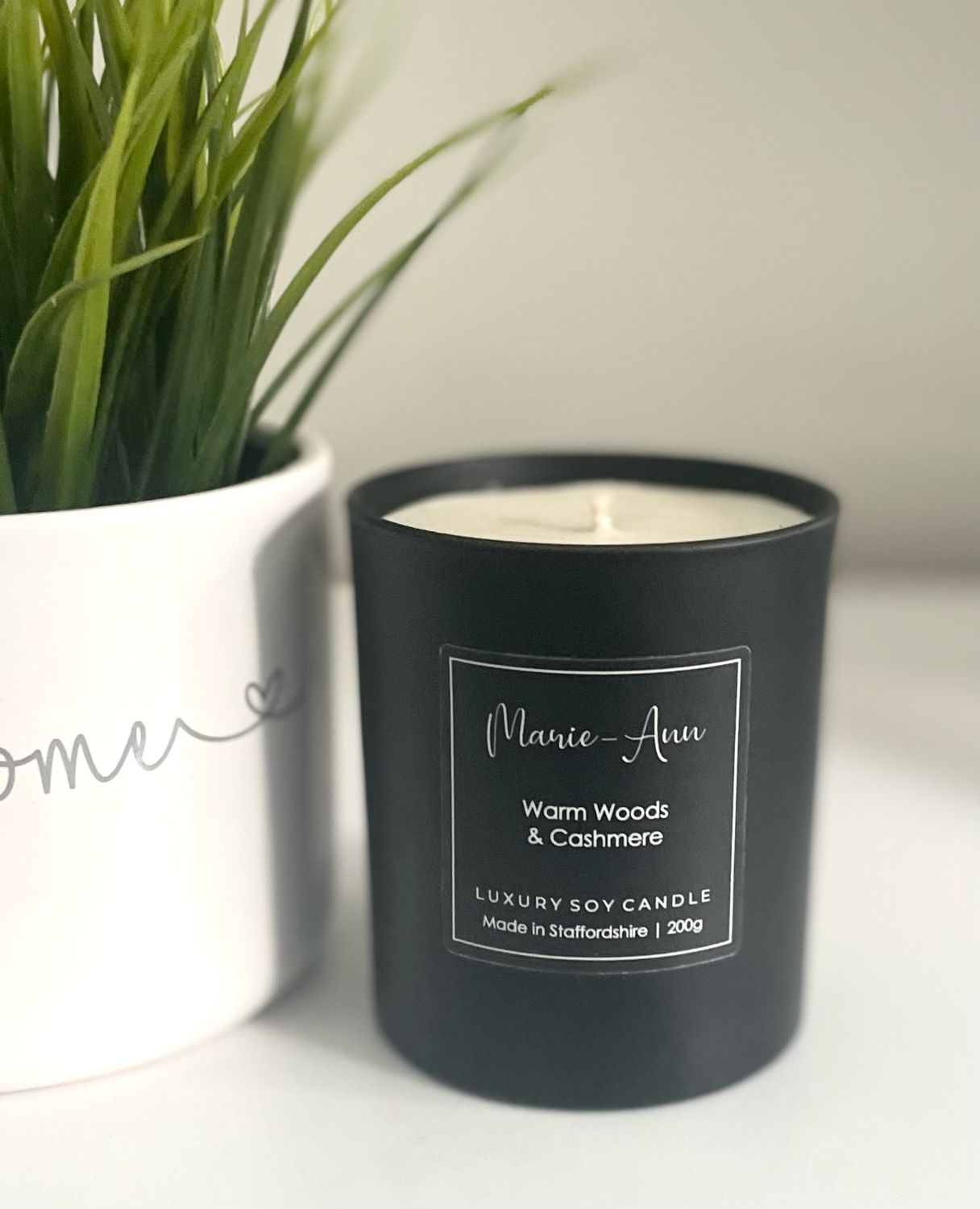 Warm Woods &amp; Cashmere Black Candle