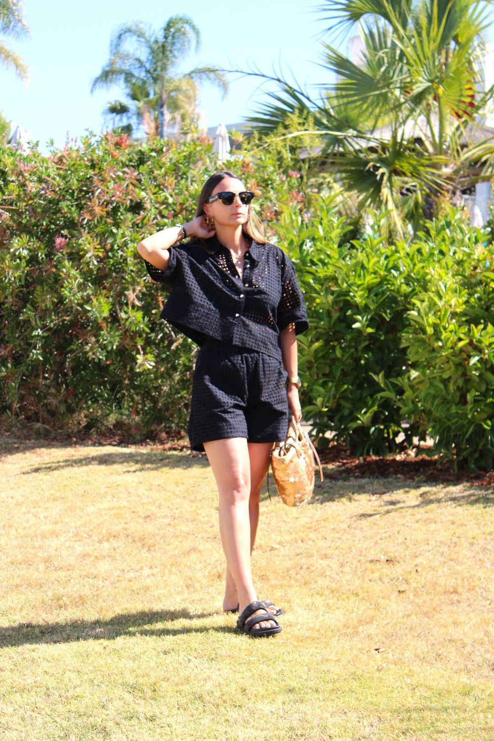 Camisa Cropped Preto em Bordado Inglês