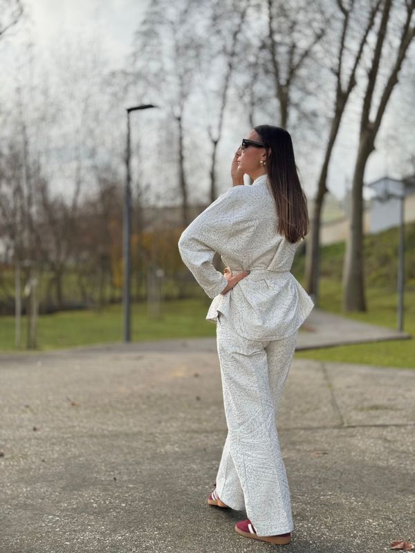 Calças Brancas e Preto Bordado