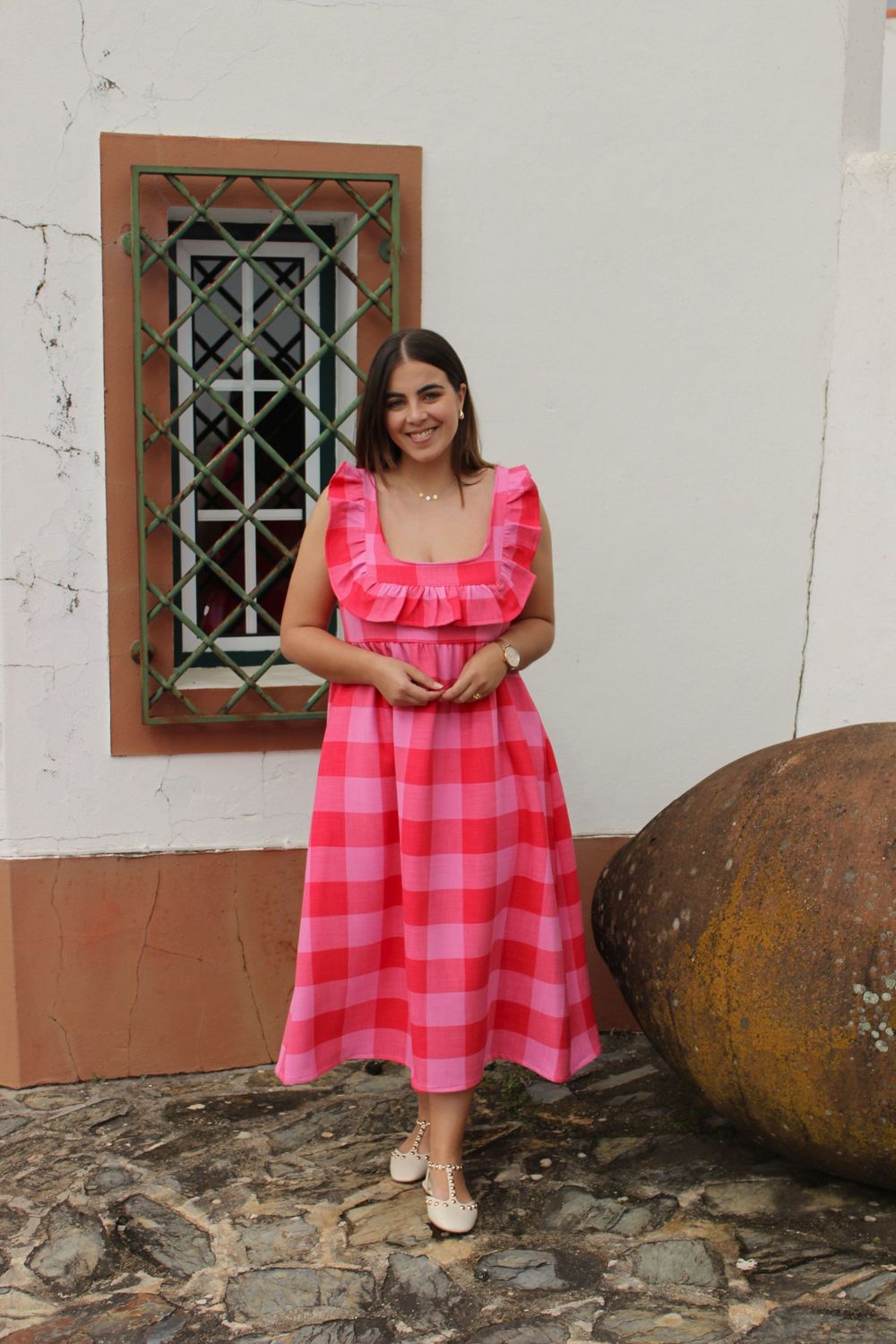 Vestido Rosa aos Quadrados Vermelhos