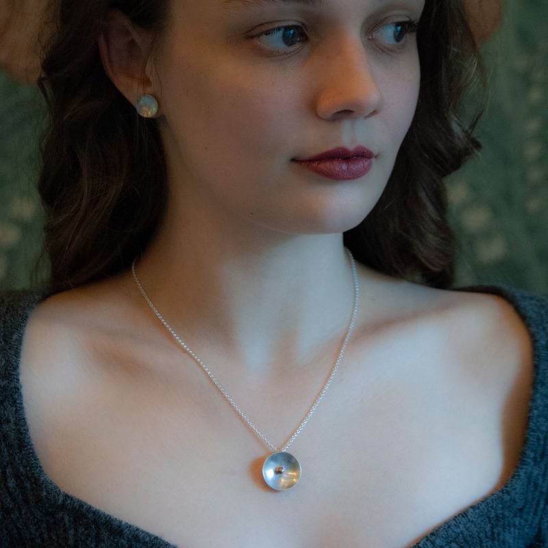 Pendulum pendant