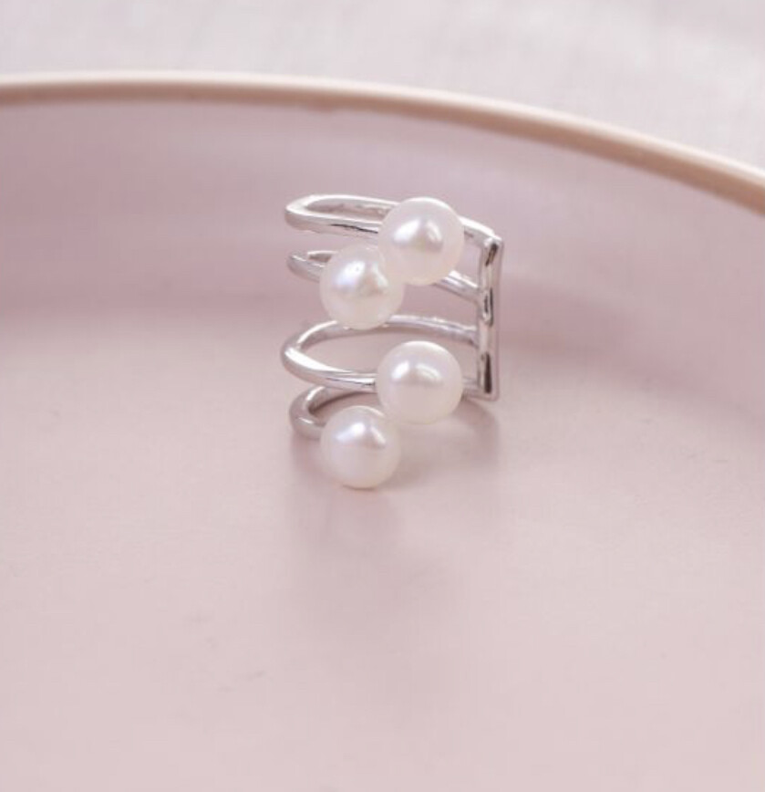 Triple pearl earcuff