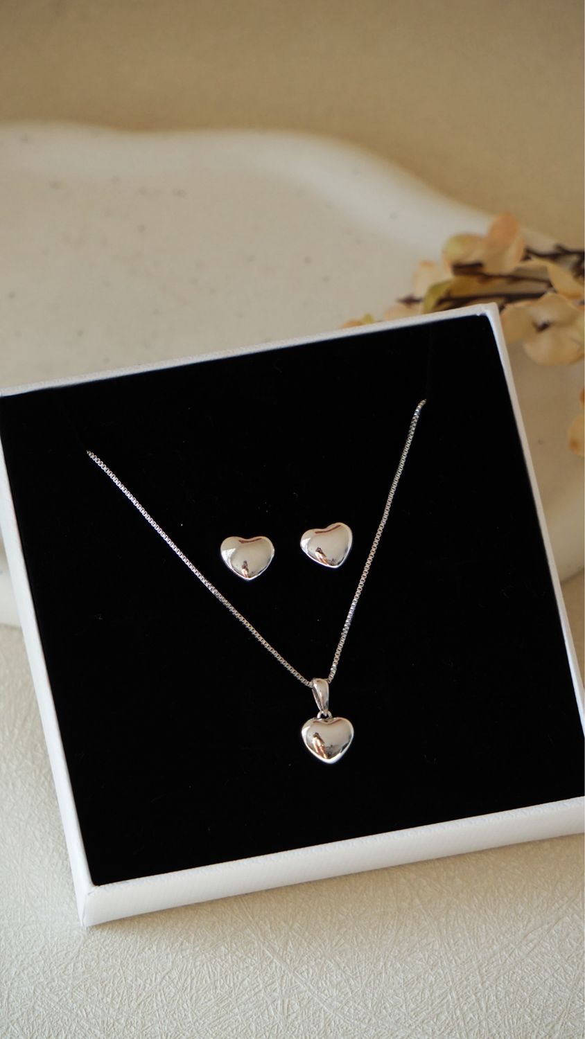 Heart Set In White Rhodium