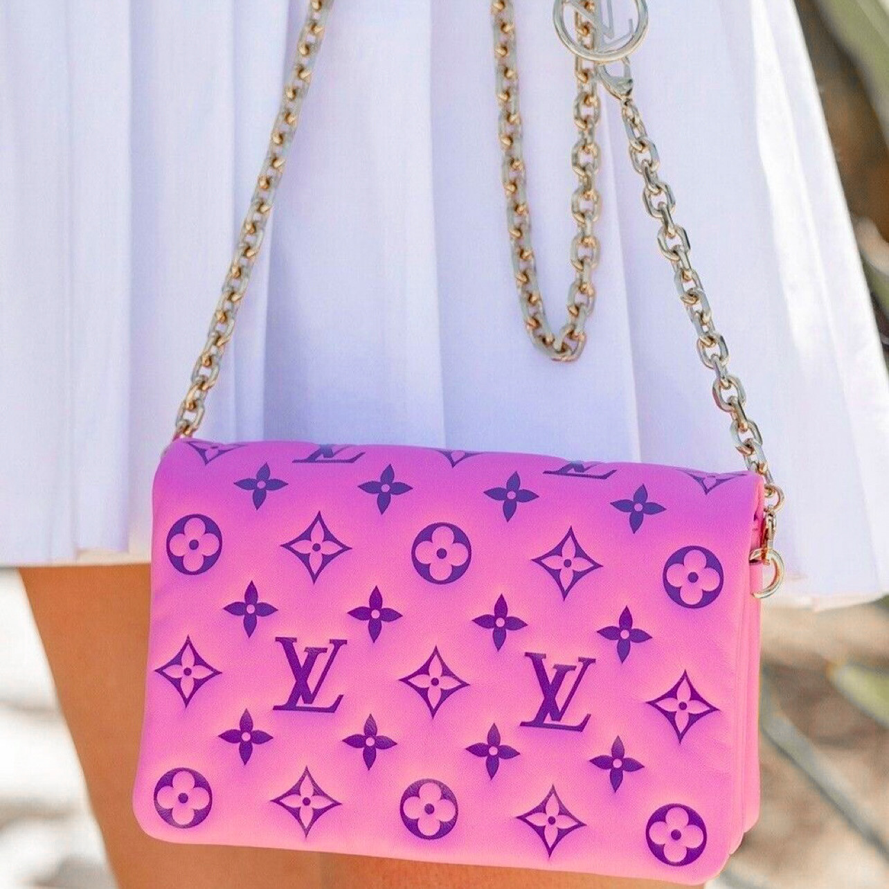 LV pochette coussin