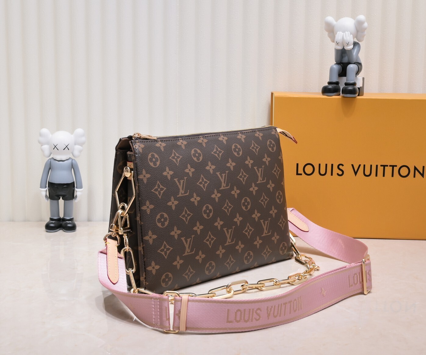 LV monogram coussin
