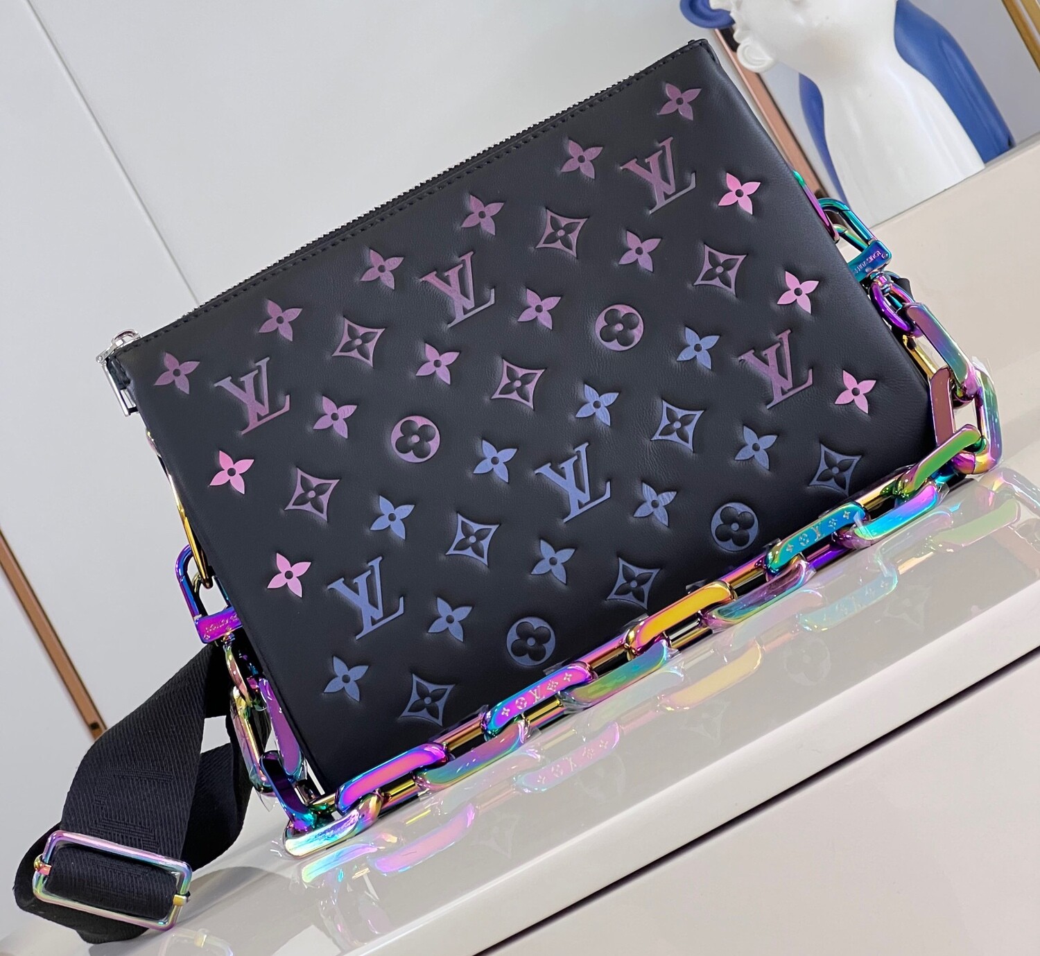 LV black chroma coussin
