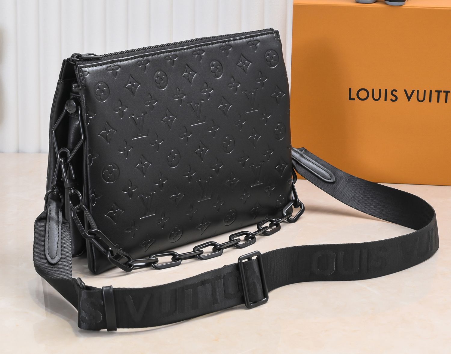 LV black out coussin