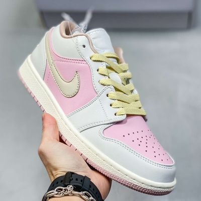 NIKE low pink white