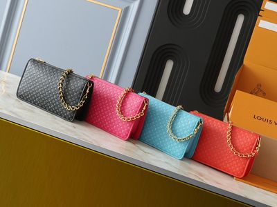 LV lexington pouch