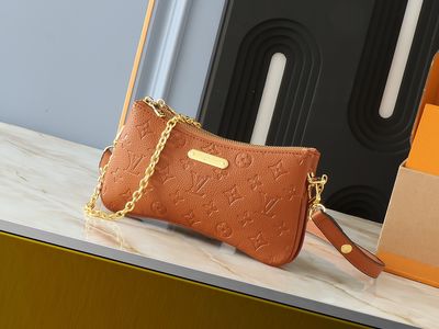 LV liv pochette camel