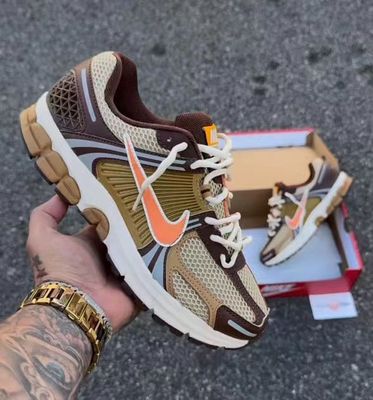 NIKE vomero