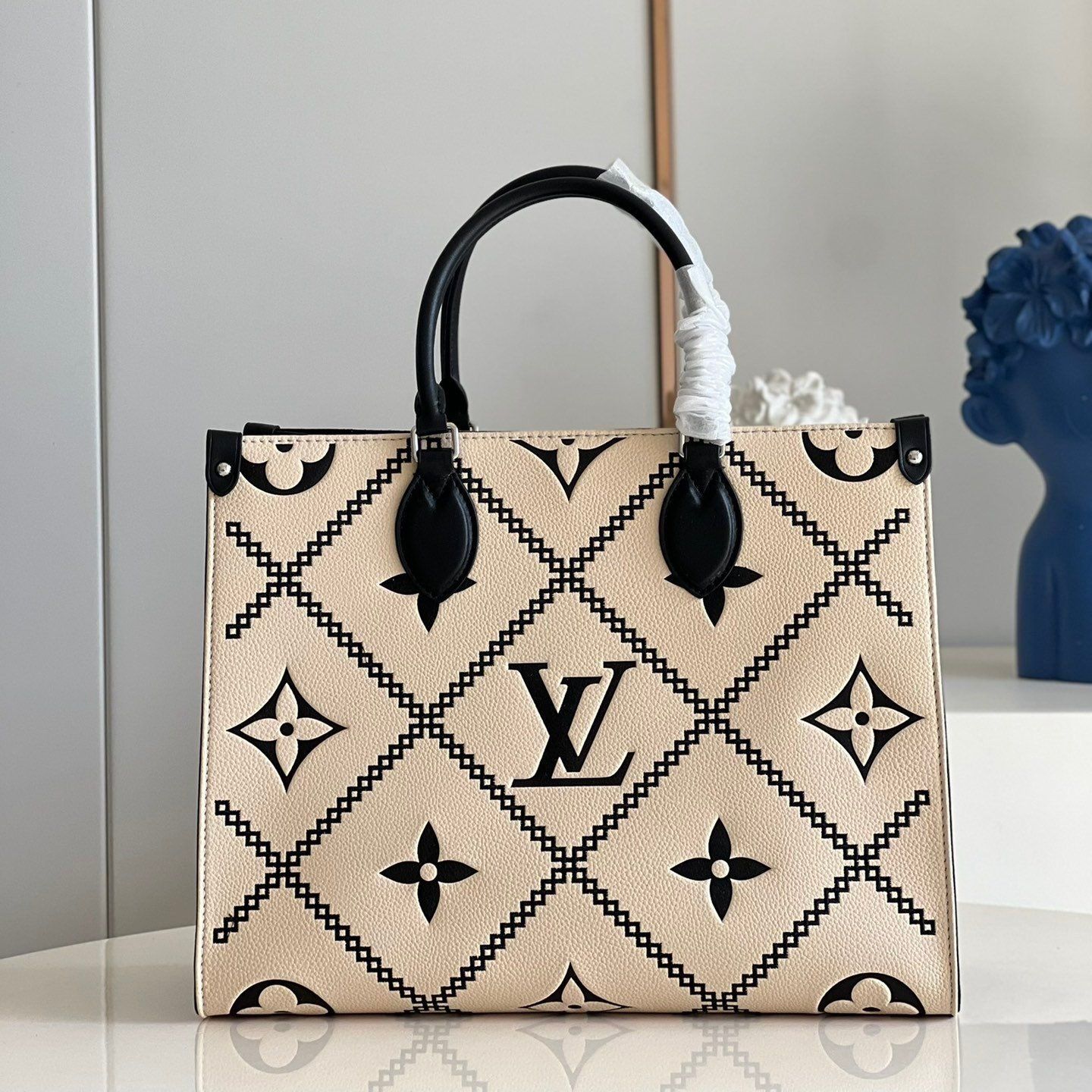 LV cream + black on the go