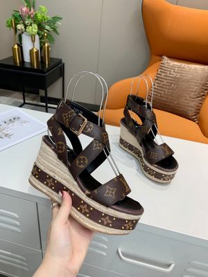 LV studded wedge