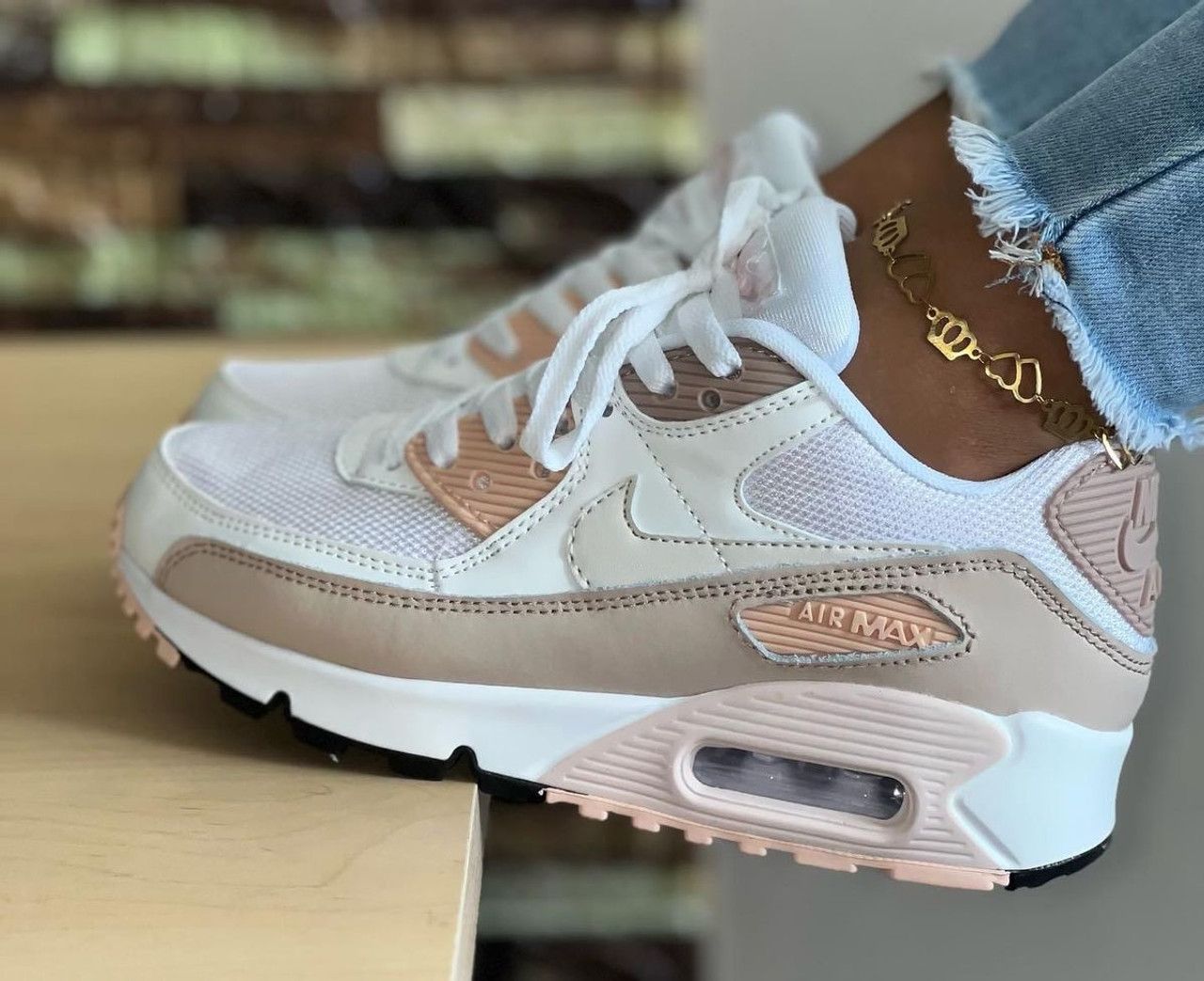 NIKE barely rose AM90