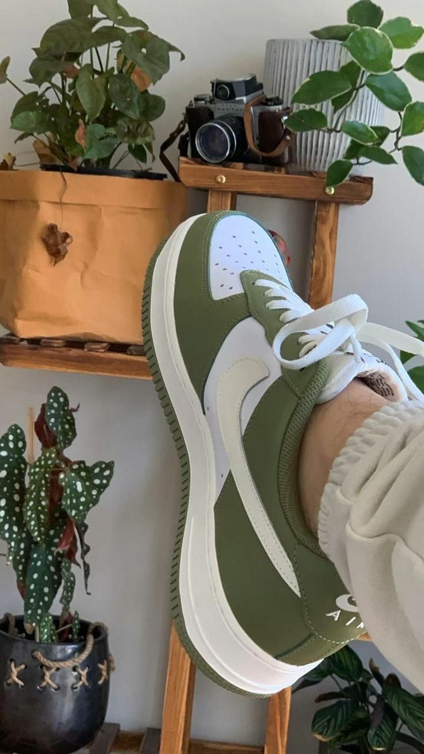 NIKE vision low olive