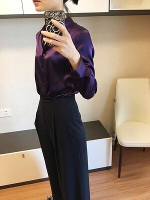 2022Business casual shirt. Men and women with money