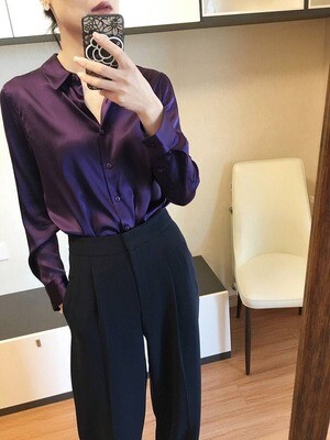 2022Business casual shirt. Men and women with money