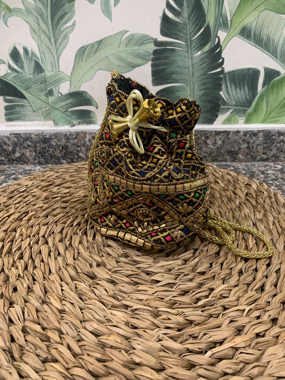 Bombonera negra con colores