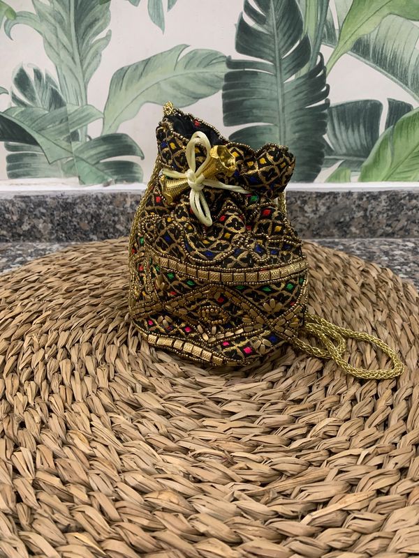 Bombonera negra con colores