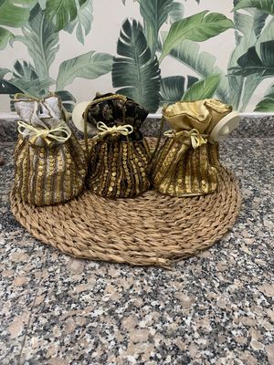 Bombonera negra,dorada y plata