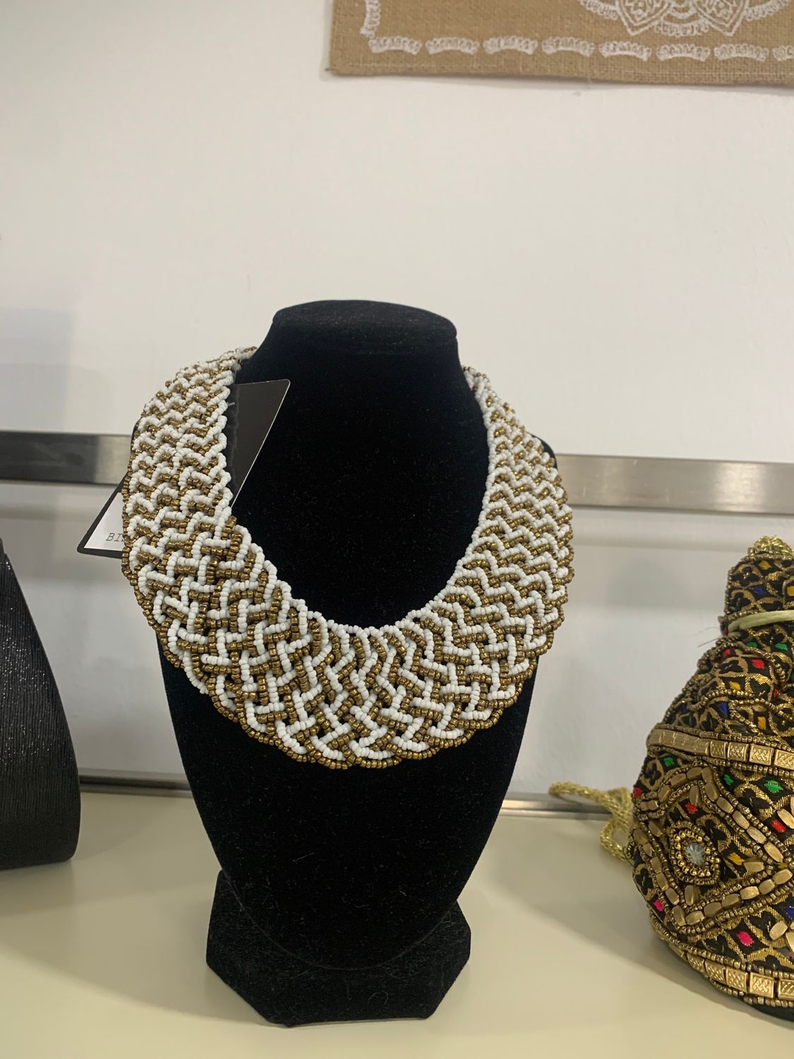 Collar dorado/blanco