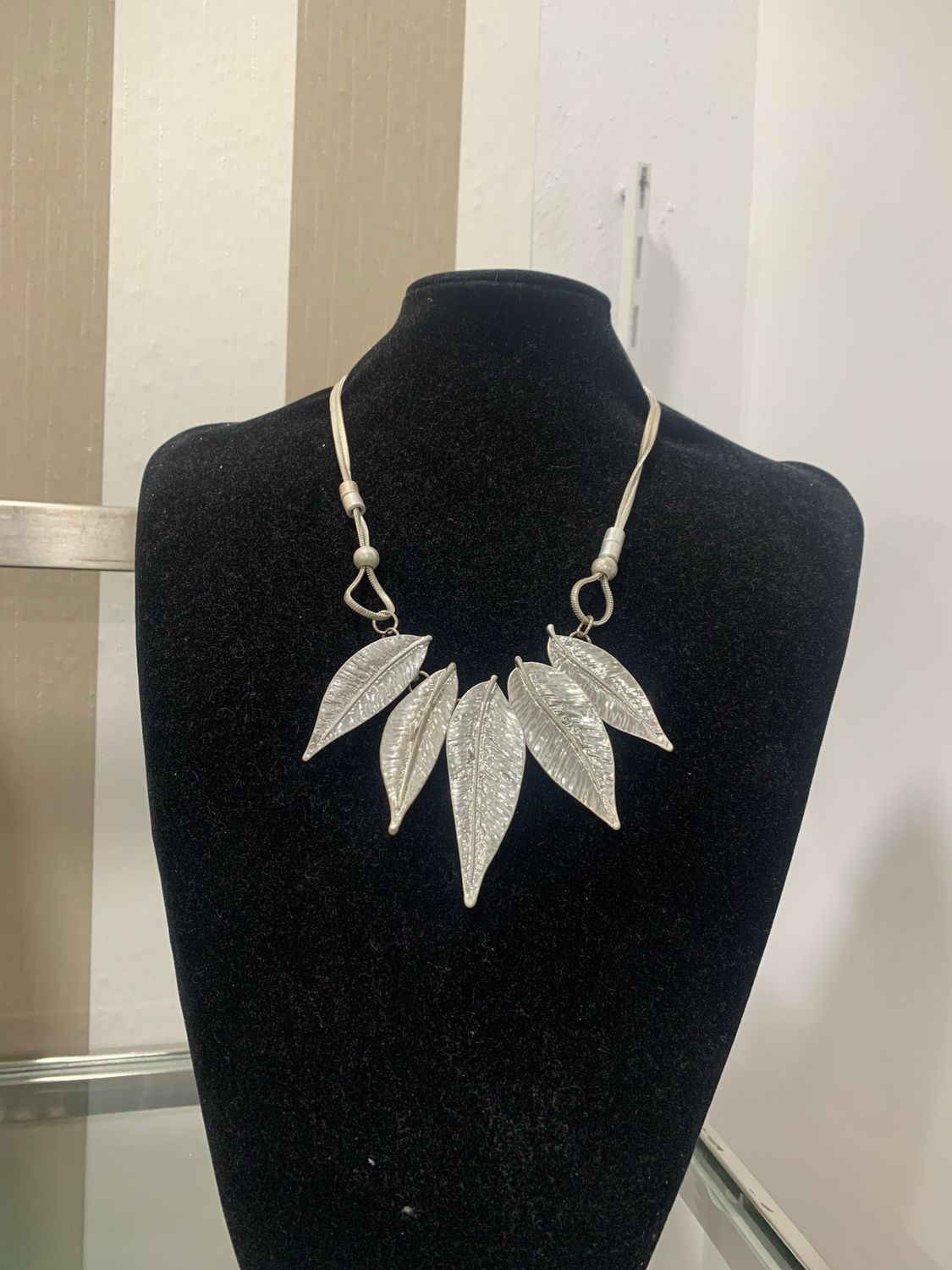 Collar plateado hojas