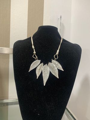 Collar plateado hojas