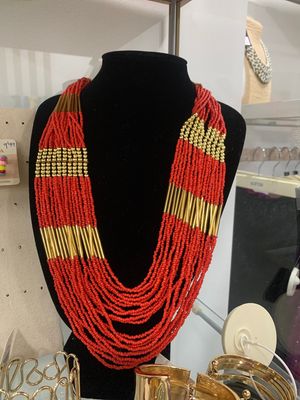 Colgante rojo y dorado