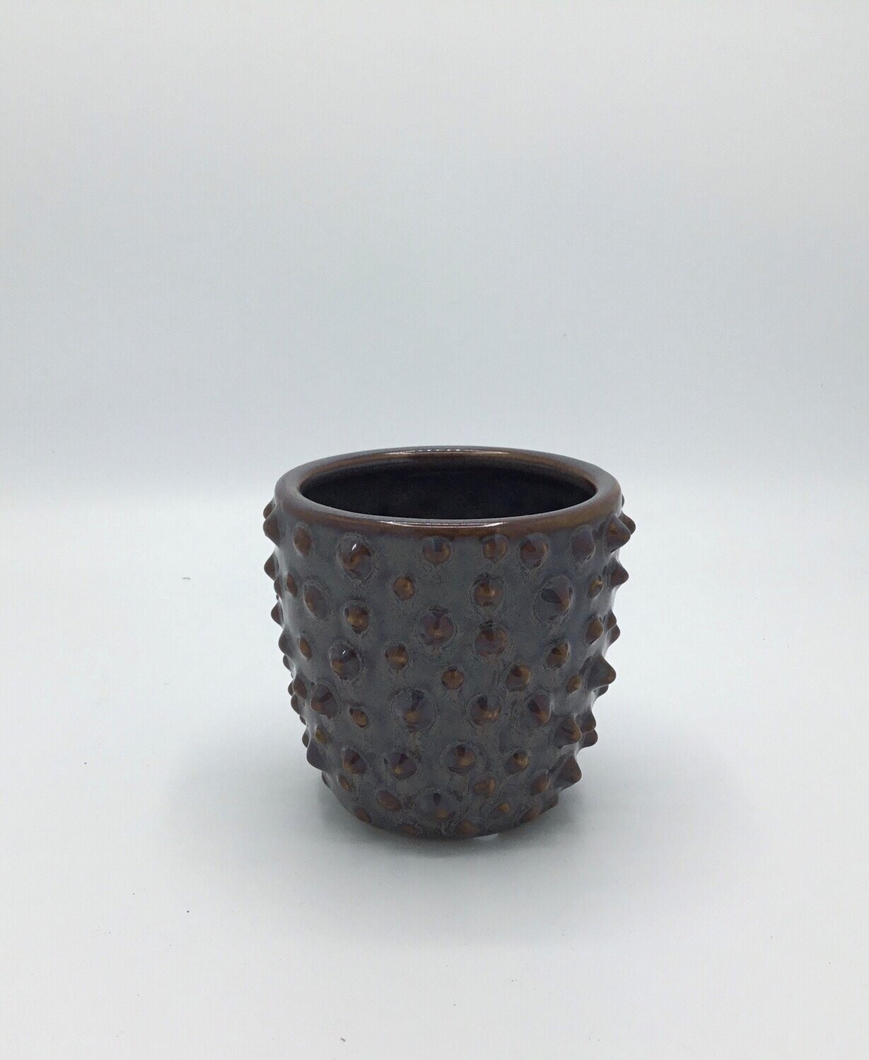 Laag vaasje, bruin, ca. 10 cm hoog, diameter ca 10 cm