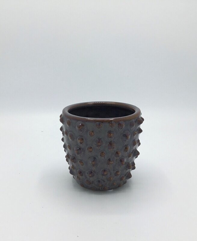 Laag vaasje, bruin, ca. 10 cm hoog, diameter ca 10 cm