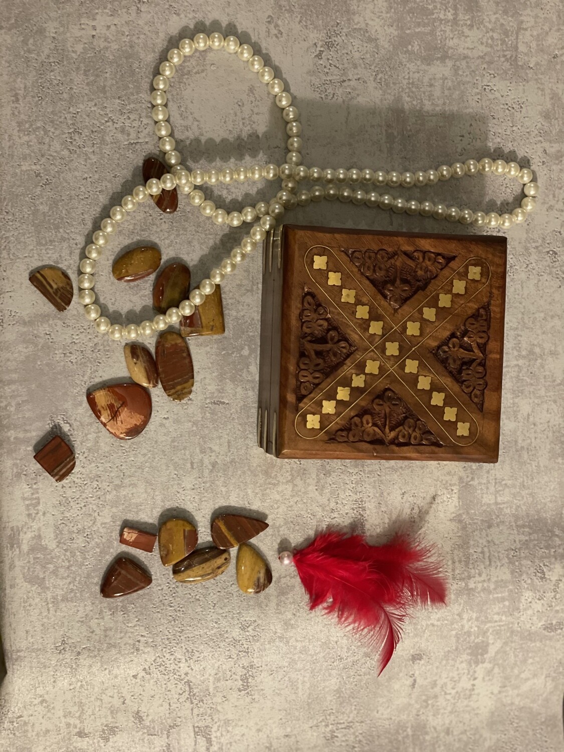 Boîte à bijoux en bois avec motif incrusté