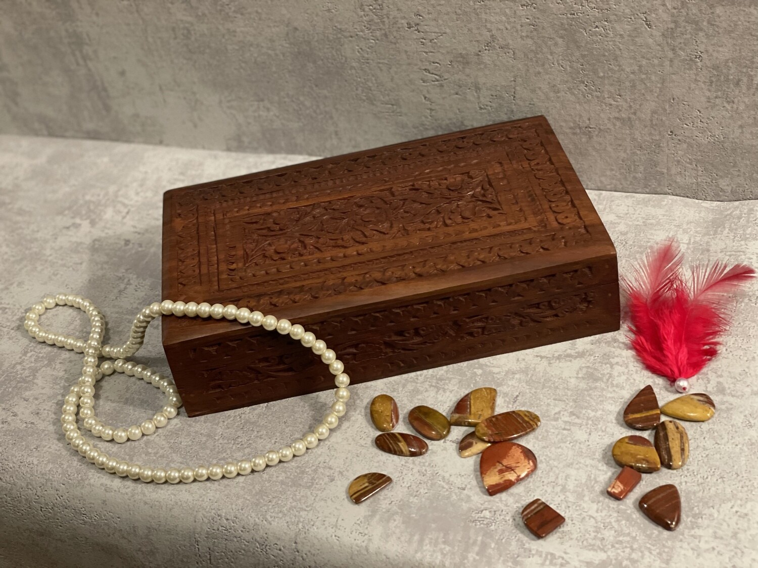 Boîte artisanale en bois finement sculpté