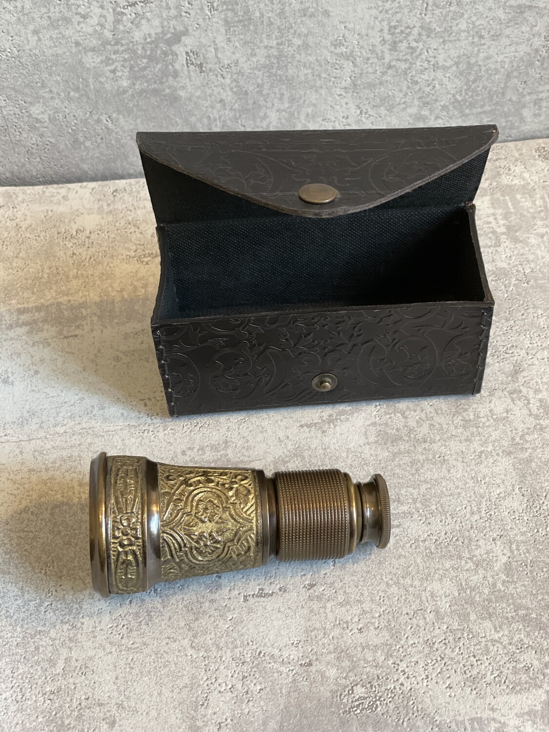Monoculaire en laiton avec boîtier en cuir. Brass Engraved  Monocular Spyglass with Leather Cover.