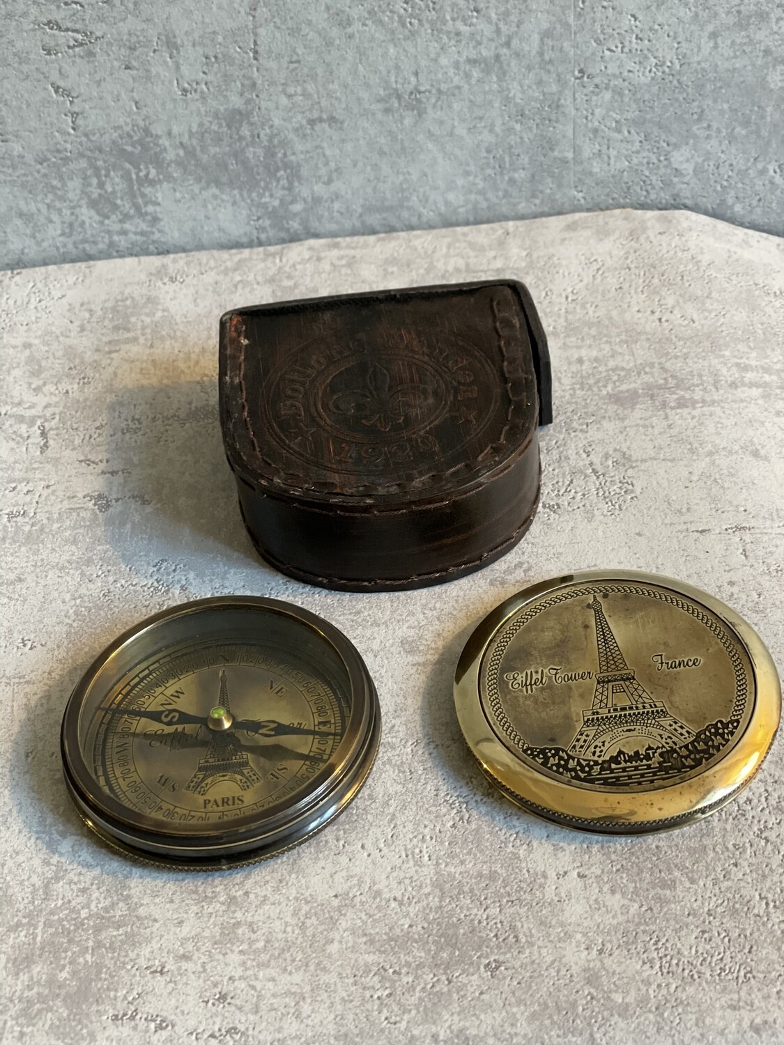 Boussole en laiton avec étui en cuir. Compass Vintage Style Brass Compass with Leather Case.