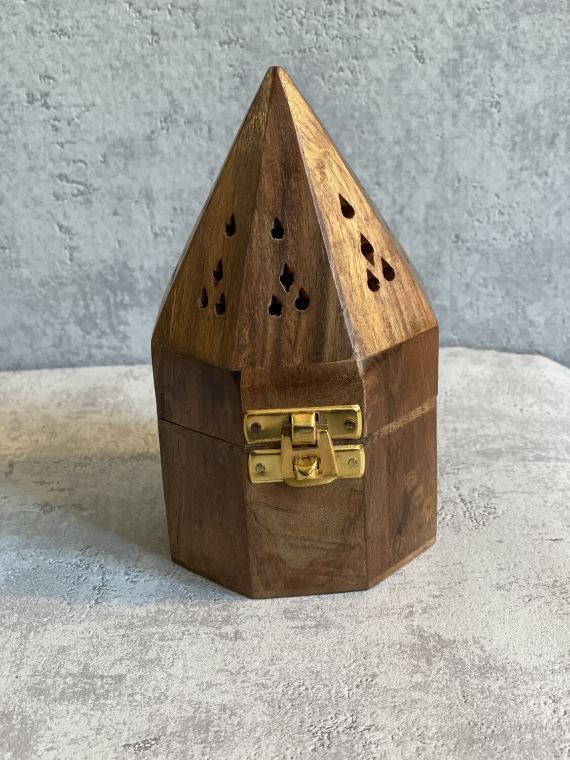 Porte-encens en forme de pyramide en bois