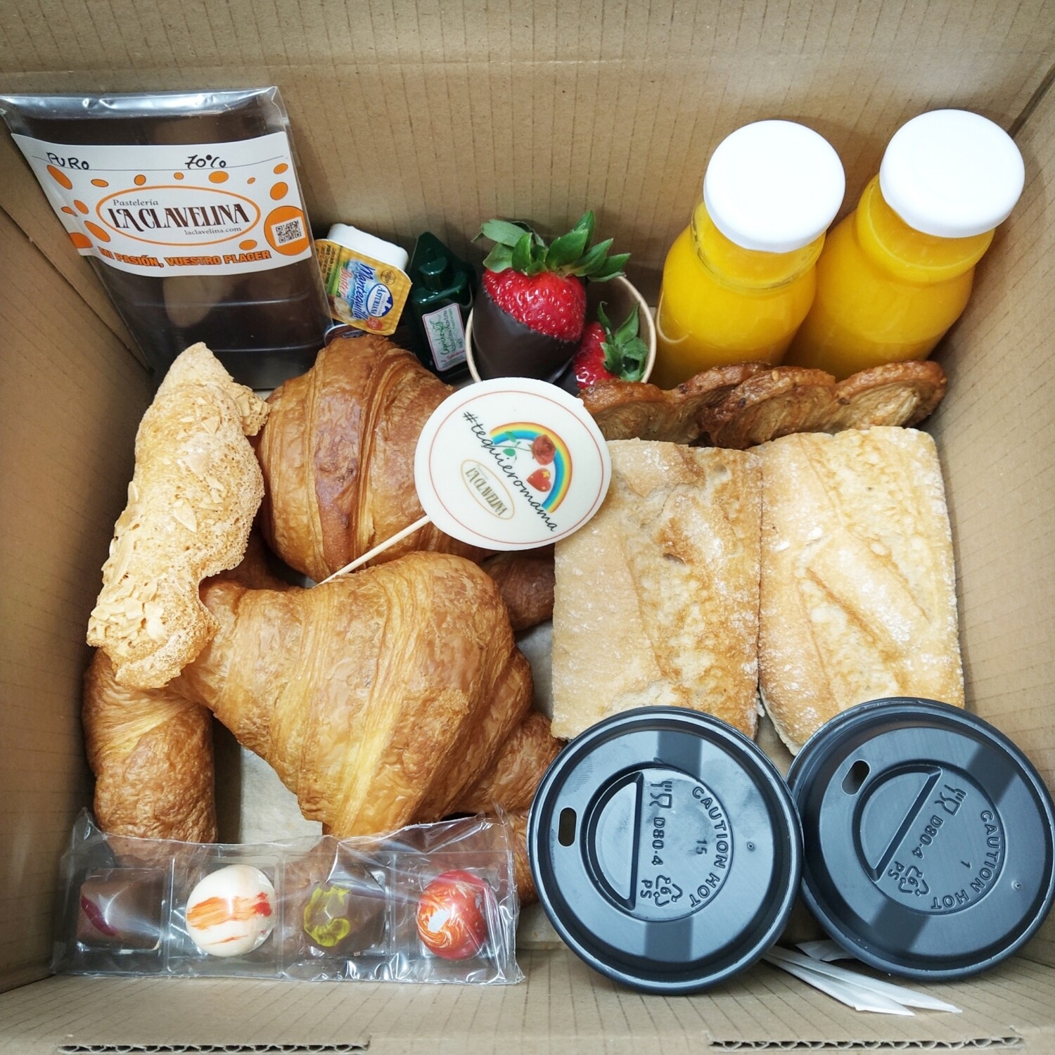 Tarta de fresas mas desayuno especial 2 pax día de la madre.