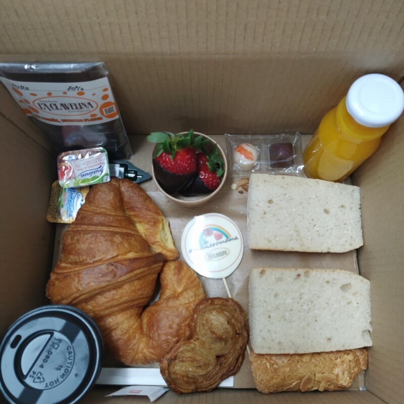 Tarta de fresas mas desayuno especial individual día de la madre