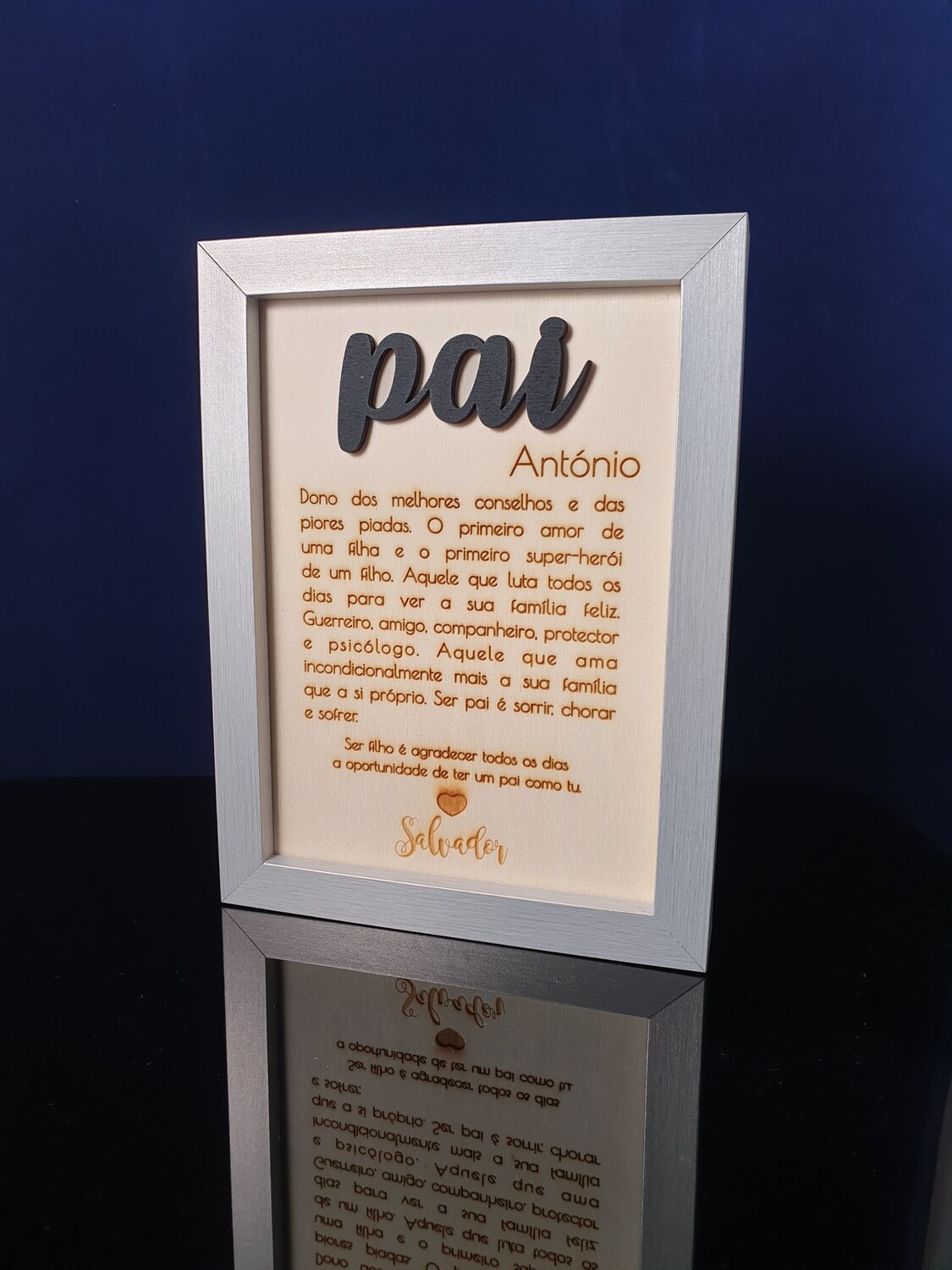 Moldura com placa de madeira com texto de dedicatória (gravação laser)