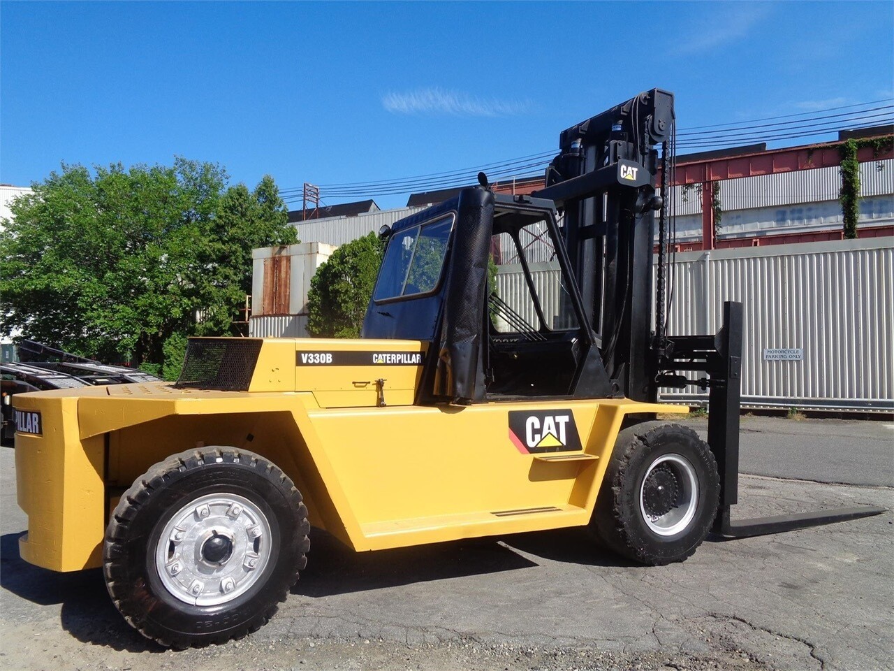 33,000 lbs Cat Air-Tire Forklift For Sale