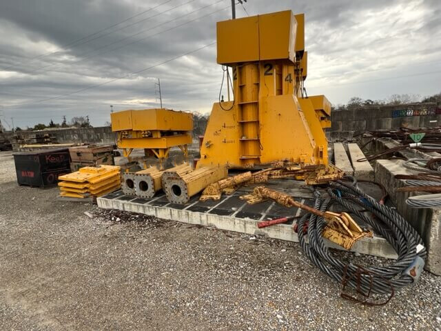 700 Ton J & R Lift and Lock Hydraulic Gantry For Sale