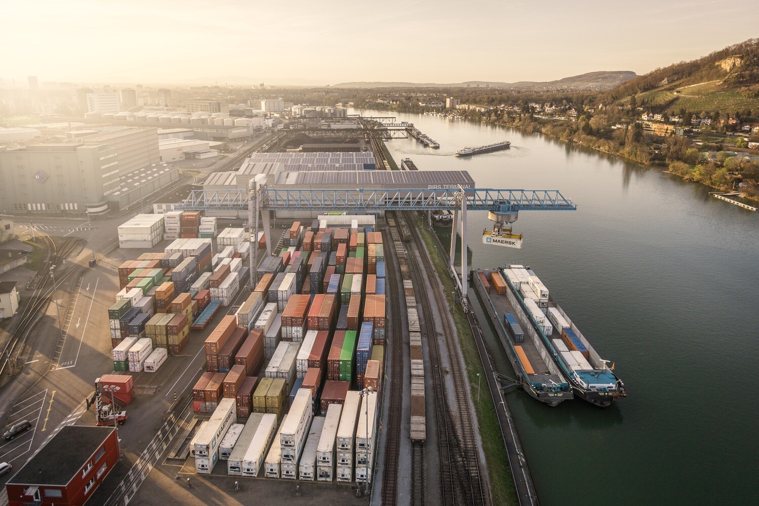 Rheinhafen Birsfelden mit Containerterminal und Frachtschiff