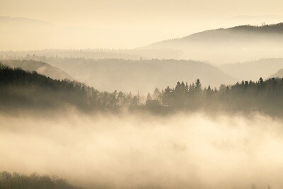 Sennhütte Effingen über dem Nebelmeer in der Morgendämmerung