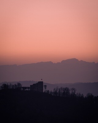 Schloss Habsburg im Sonnenaufgang mit den Alpen