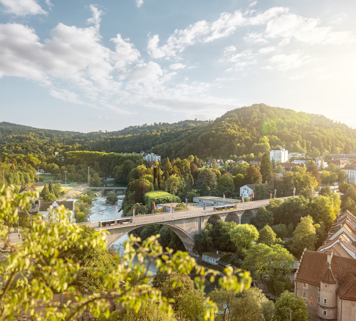 Postauto über Limmatbrücke zwischen Wettingen und Baden