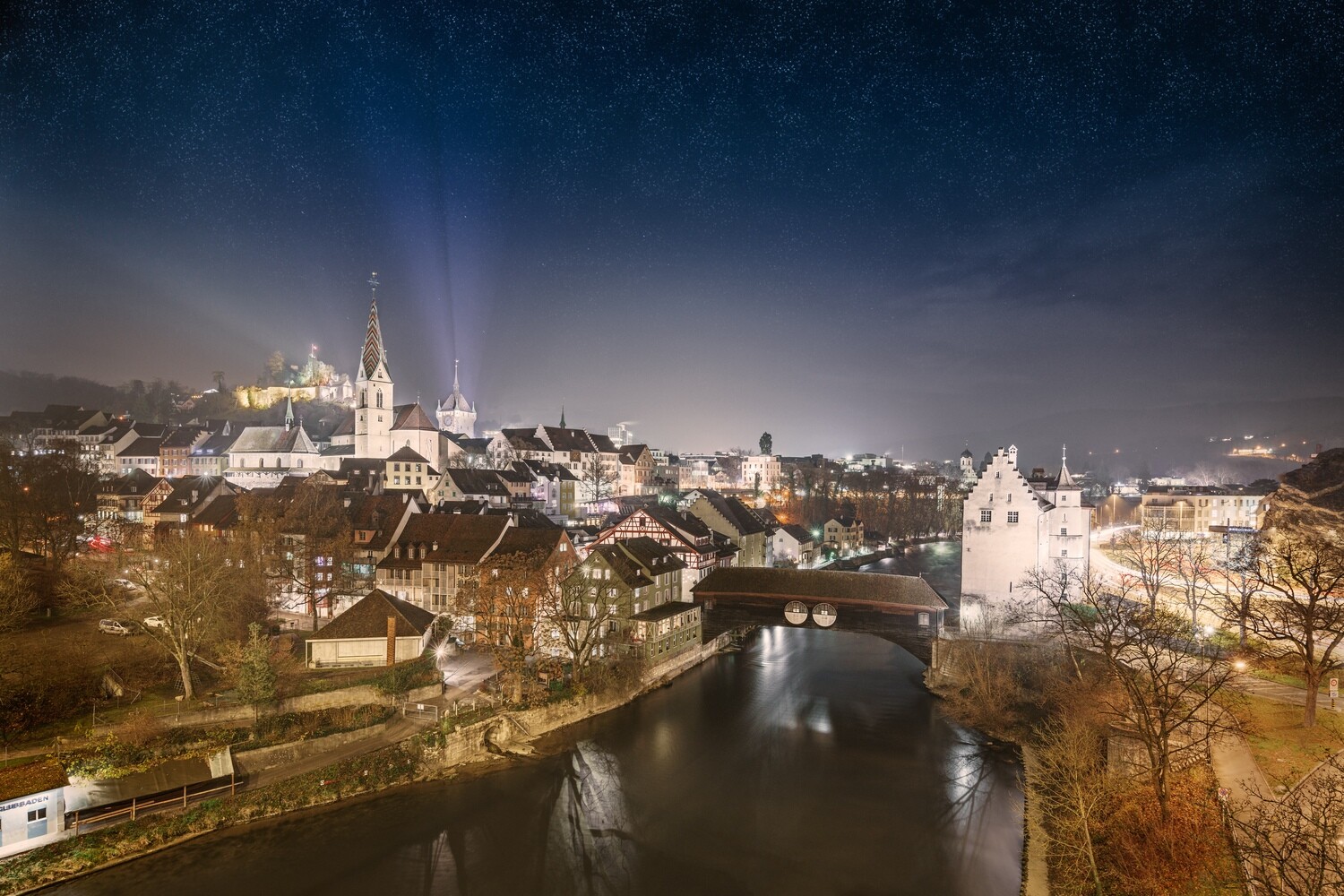 Die Stadt Baden in der Nacht