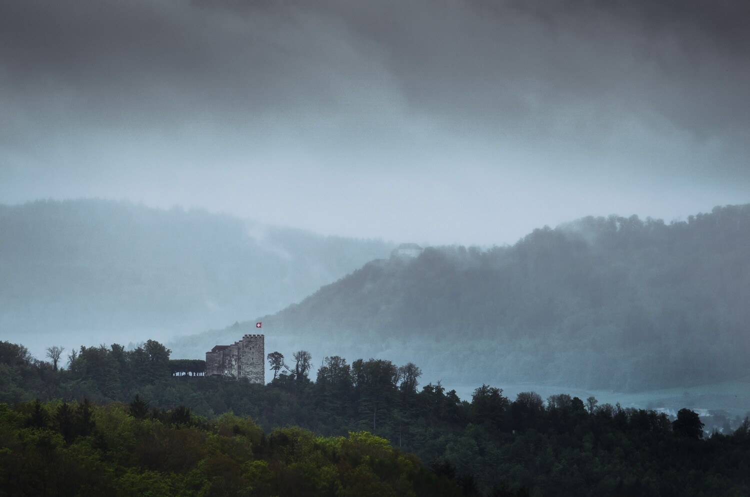 Schloss Habsburg mit Schloss Brunegg im Hintergrund