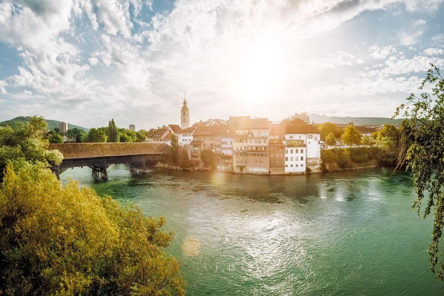 Stadt Olten mit Holzbrücke und Aare