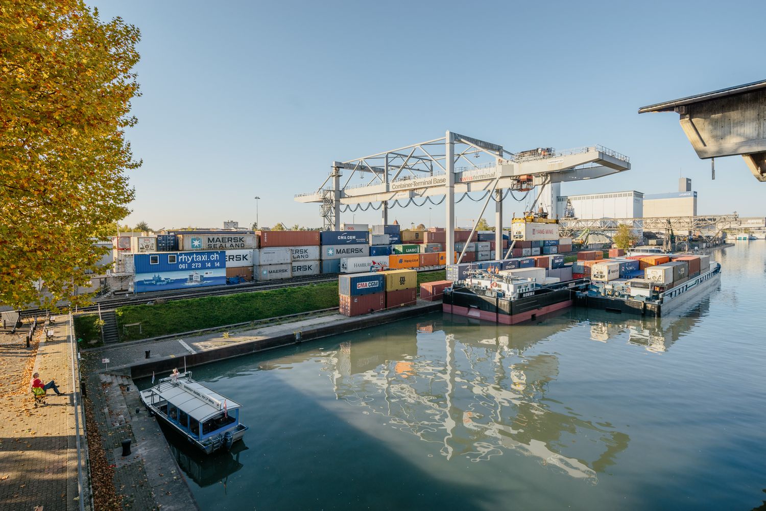 Hafen Basel Kleinhüningen mit Frachtschiff beim Löschen