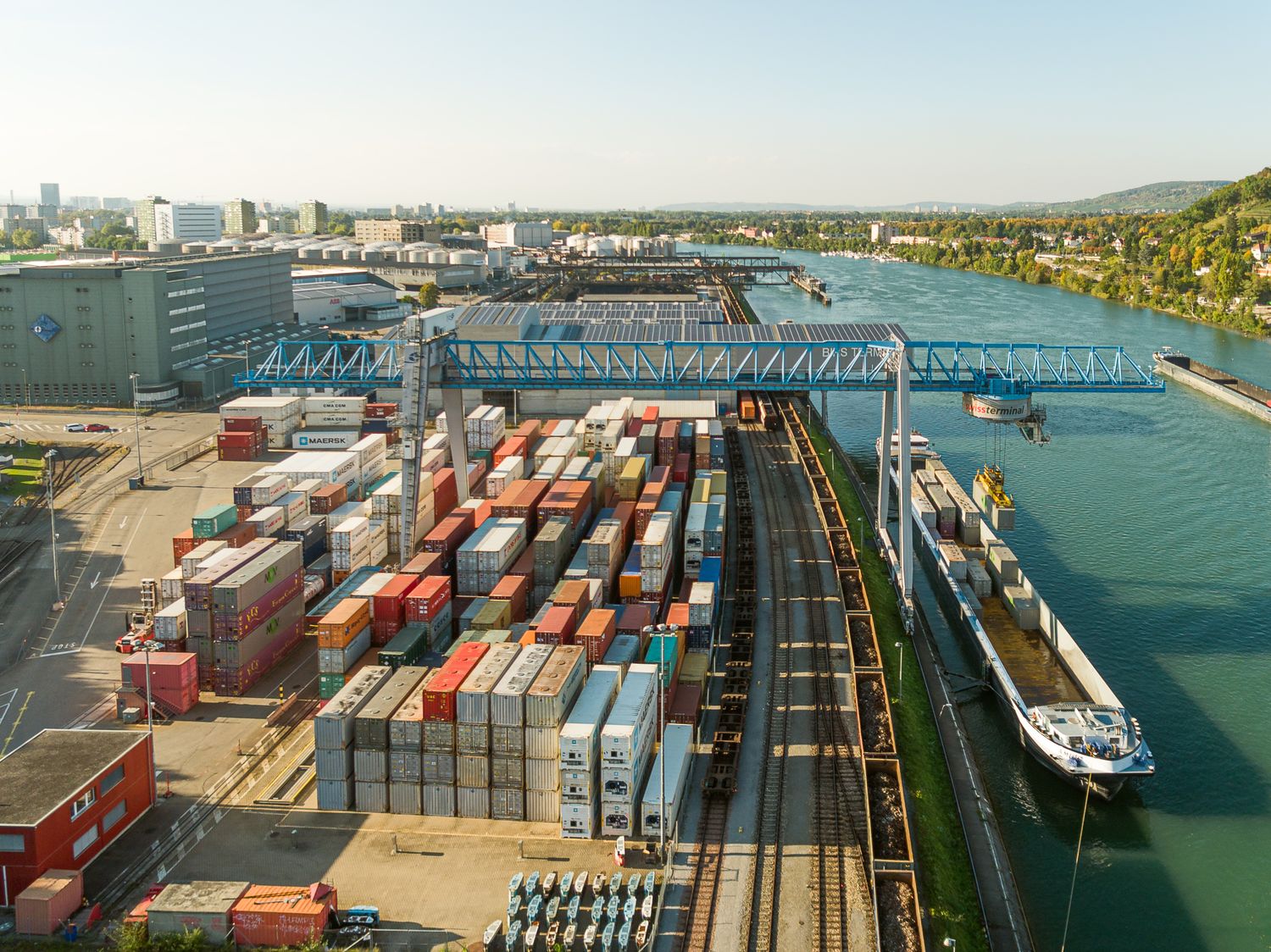 Luftaufnahme Hafen Birsfelden Swissterminal beim Löschen eines Containerschiffs