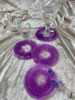 Handgemachter Untersetzer aus Epoxidharz in violett mit unglaublichen Effekten